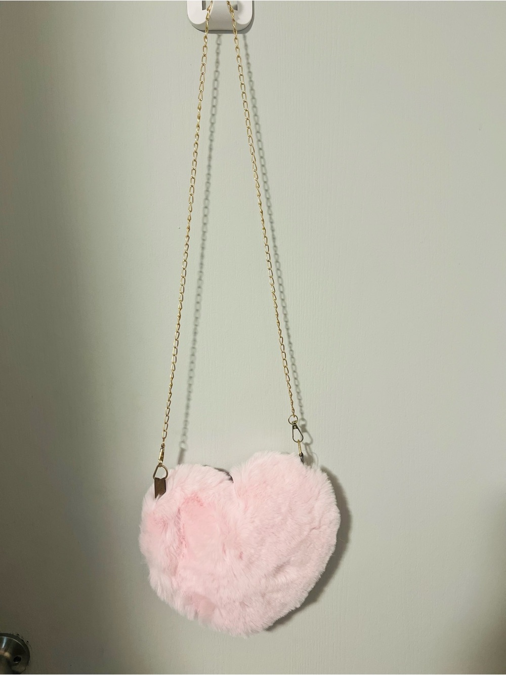 ๐ Pink Heart Faux Fur Crossbody Bag with Gold Chain - Picture 3 of 4